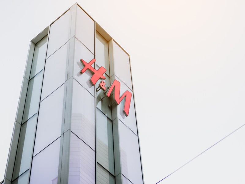 H&M Logo an Wolkenkratzer