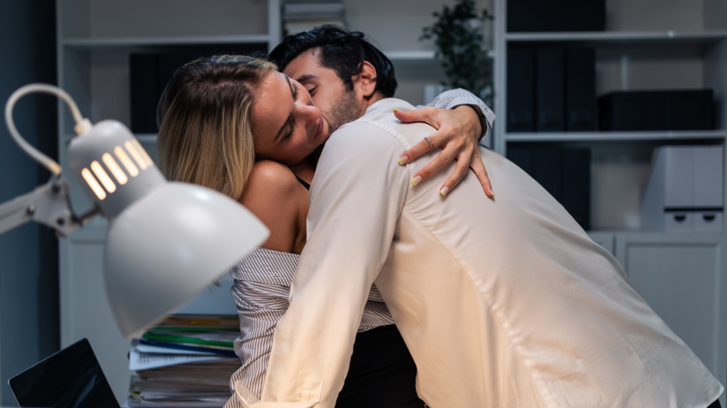 P&auml;rchen, dass sich auf einem Schreibtisch leidenschaftlich auszieht.