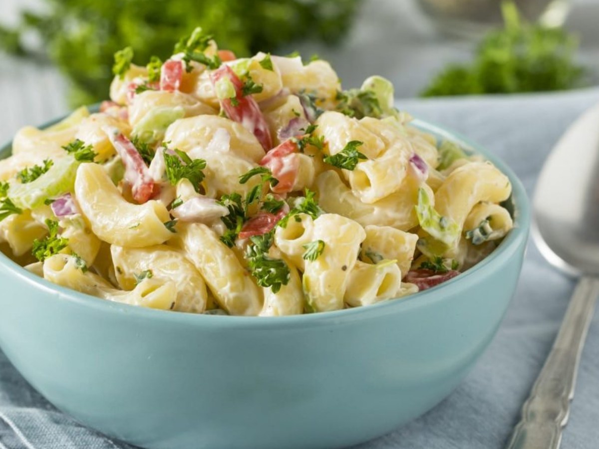 Zum Grillen gibt’s unseren „Elsässer“-Nudelsalat: Besser als der Klassiker!