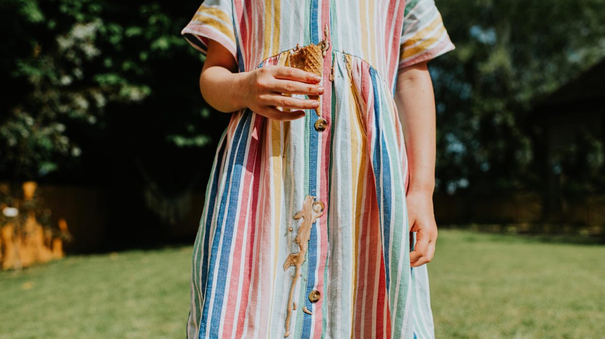 Kleines Mädchen hat Flecken auf ihrem Kleid