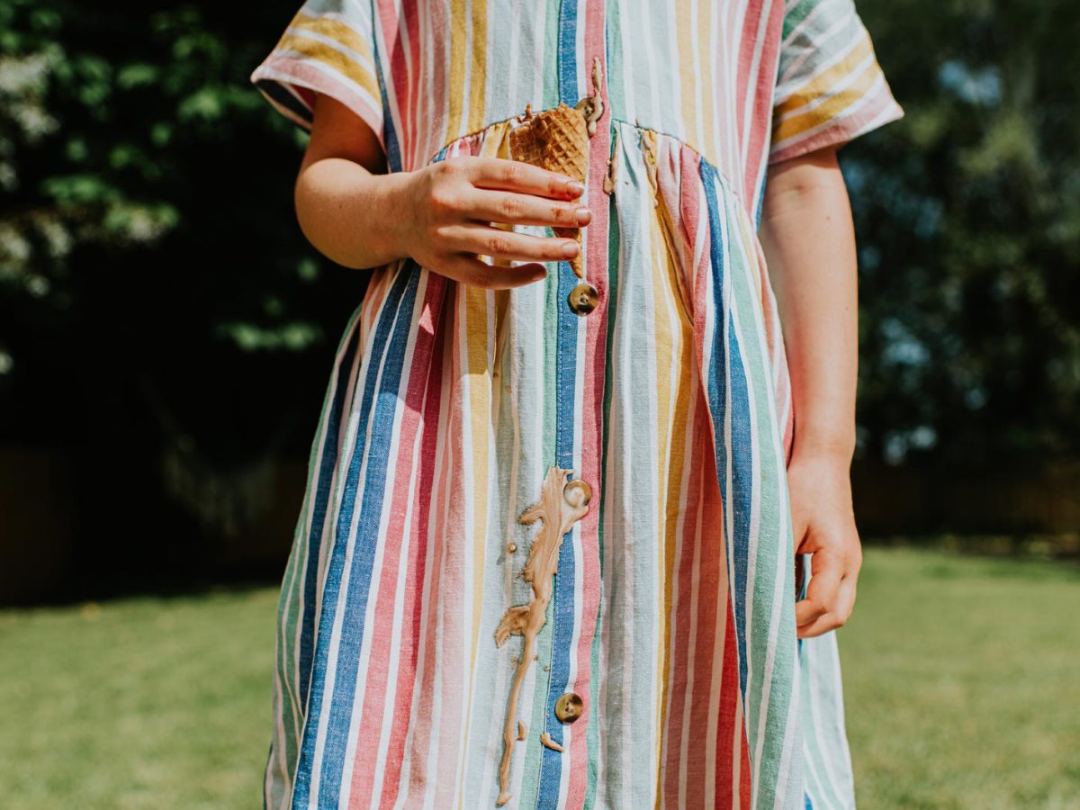 Kleines Mädchen hat Flecken auf ihrem Kleid