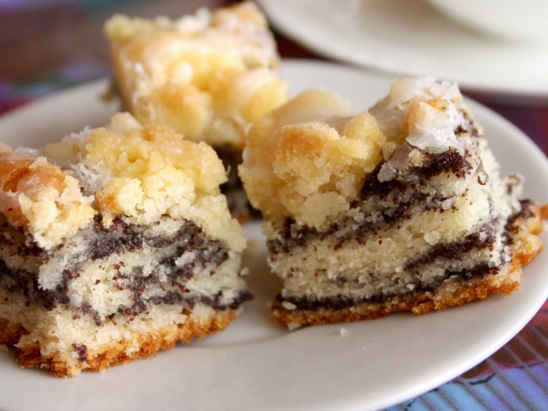 Mohnstriezel auf einem weißen Teller.