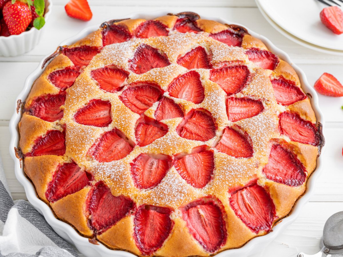 Versunkener Erdbeerkuchen in einer wei&szlig;en Backform.