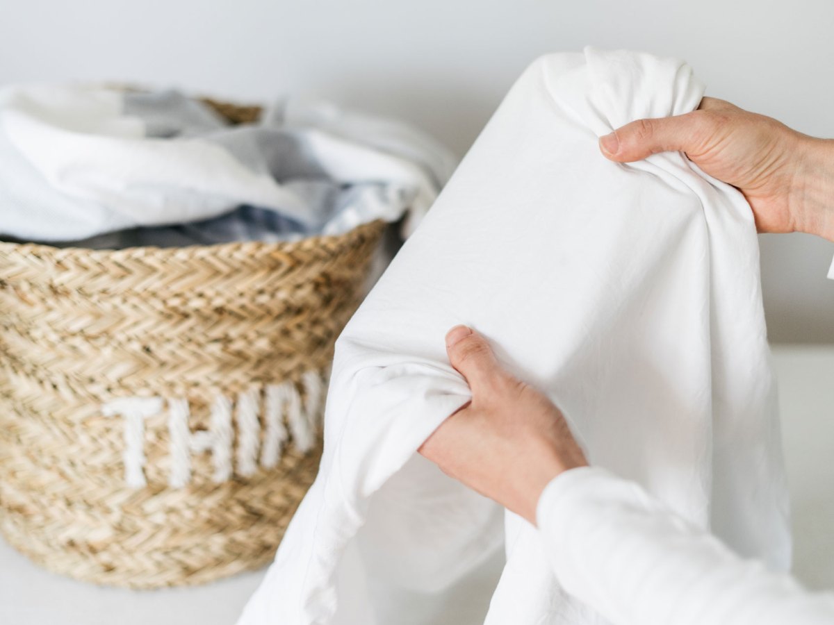 Gelbe Flecken auf wei&szlig;er W&auml;sche vermeiden &ndash; mit dieser Sonnencreme klappt&rsquo;s