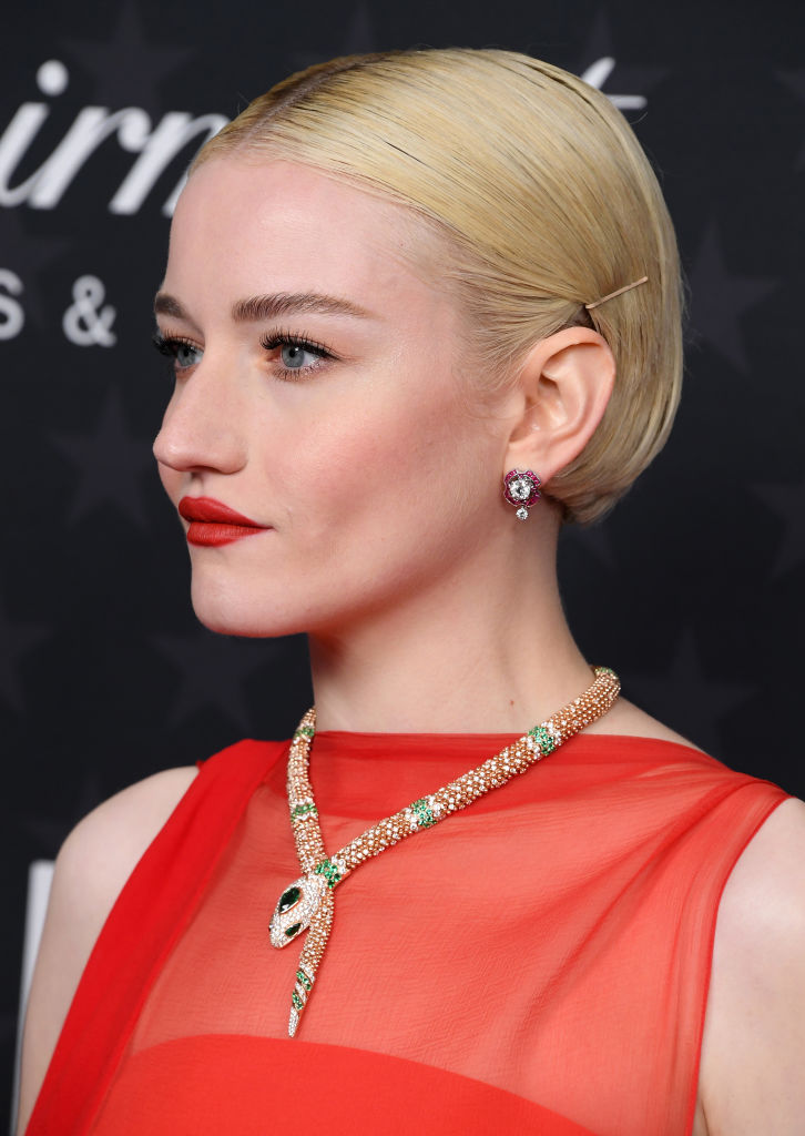 Schauspielerin Julia Garner tr&auml;gt den Boyfriend Bob mit Mittelscheitel.