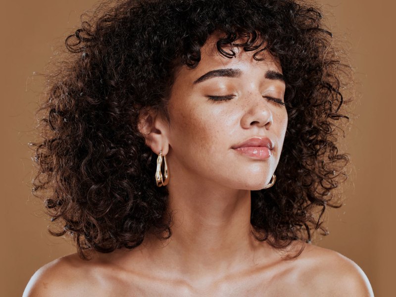 Schöne Frau hat geschlossene Augen