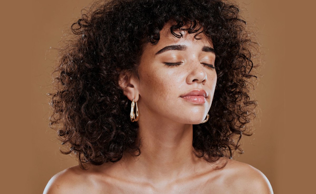 Schöne Frau hat geschlossene Augen