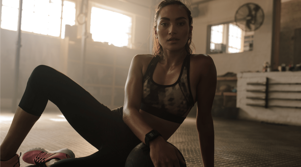 Frau macht eine Pause vom Workout