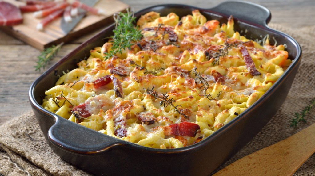 Dieser Wohlfühl-Auflauf mit Spätzle und Schinken ist ein cremiger Cremiger Ofenhit