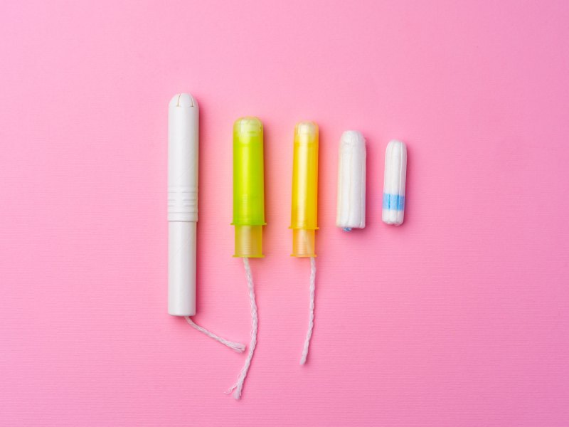 Hygienischer Tampon für Frauen auf rosa Hintergrund