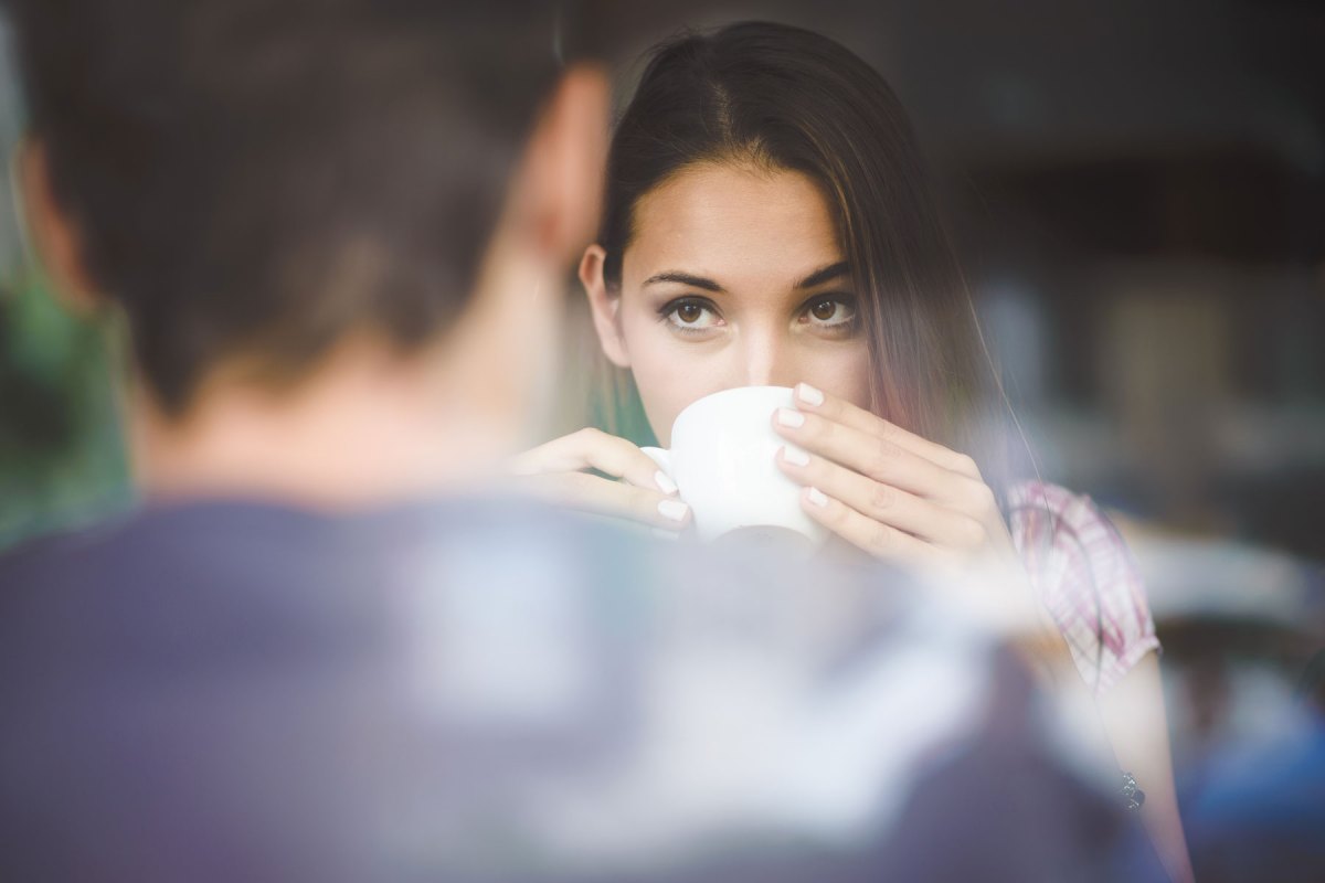Eine Frau und ein Mann sitzen sich gegenüber