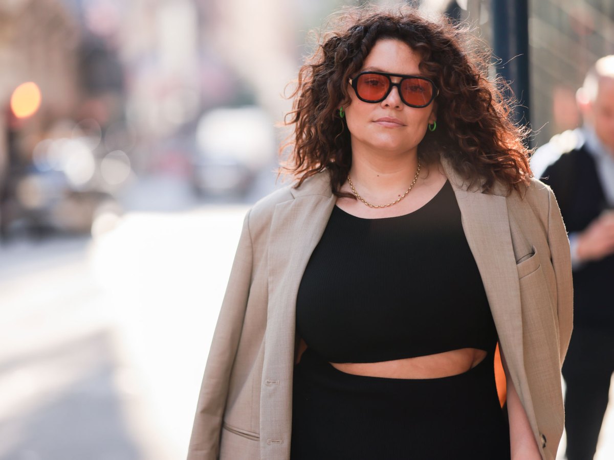 Streetstyle mit Blazer und schwarzem Top