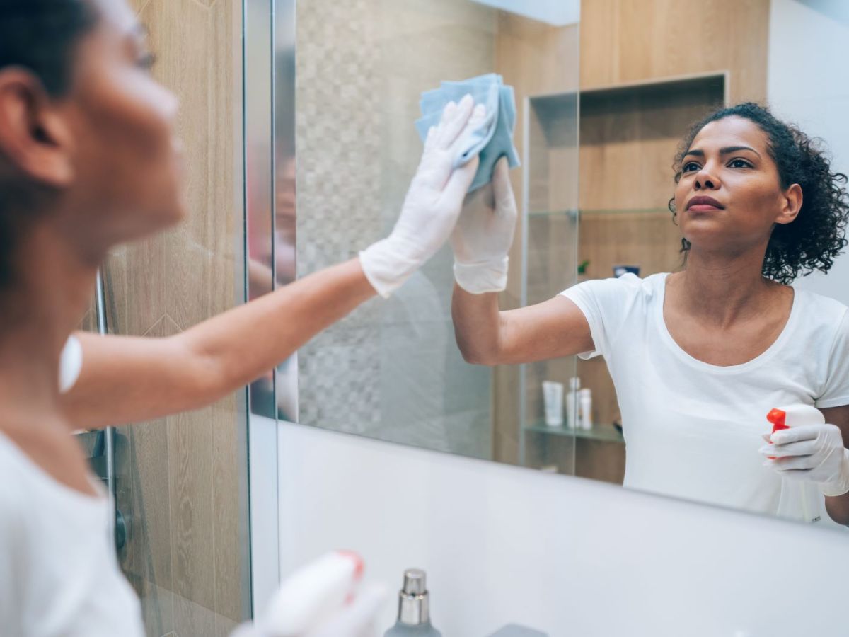Spiegel putzen f&uuml;r Faule: Dieses Spray ist ein wahrer Gamechanger
