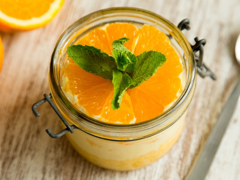 Dessertglas mit Creme und Orangenfilets.