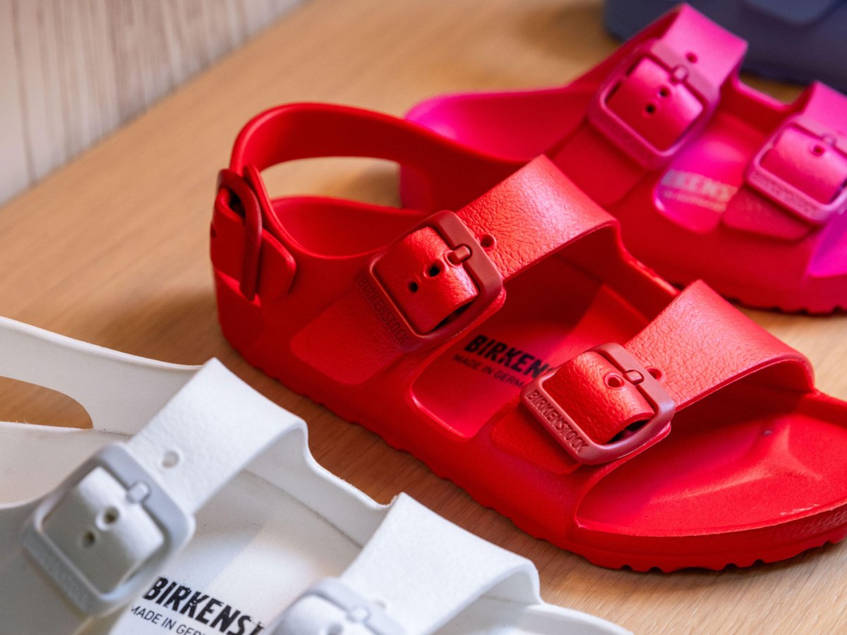 Birkenstock Sandalen in Weiß, rot und Pink auf Regal