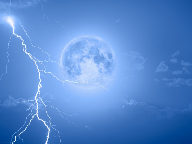 Vollmond am Himmel und ein Blitzt zuckt vorbei.