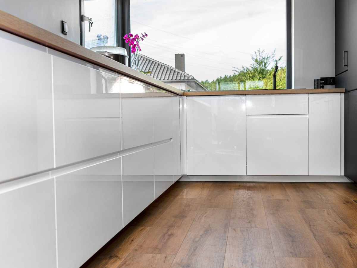 Wei&szlig;e Hochglanzk&uuml;che als Symbolbild f&uuml;r das Thema 