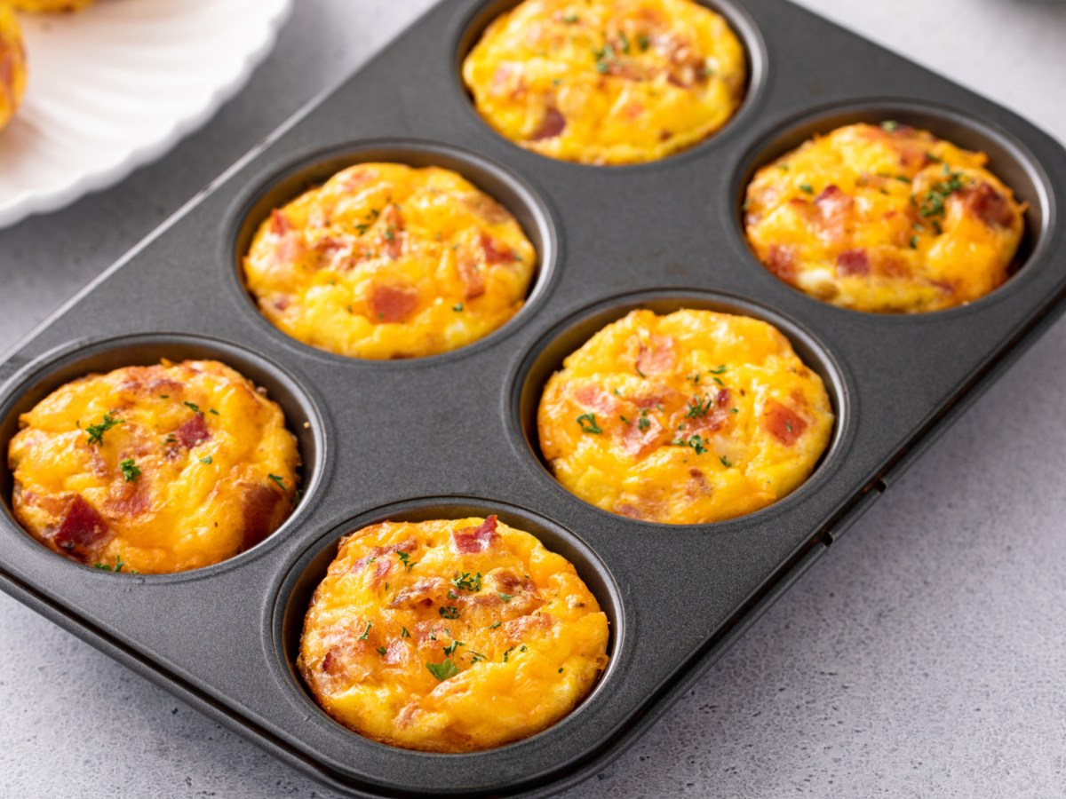 Eier-Muffins mit Spinat und Käse: Low Carb Rezept fürs Frühstück