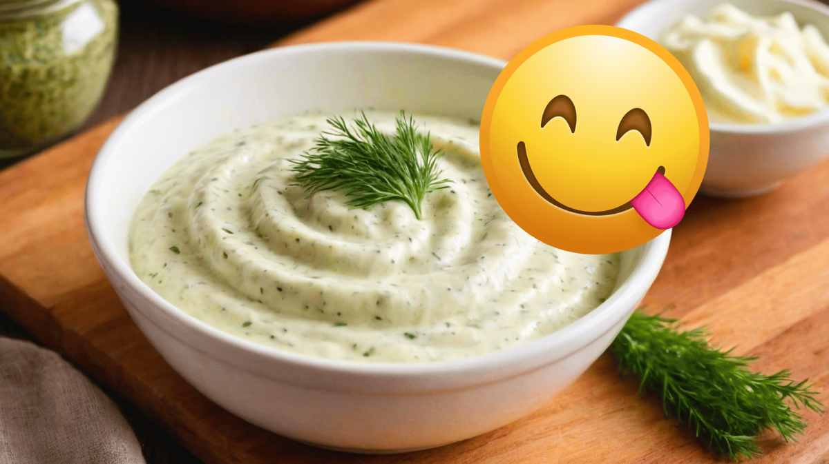 Knoblauchdip mit Dill in einem weißen Schälchen.