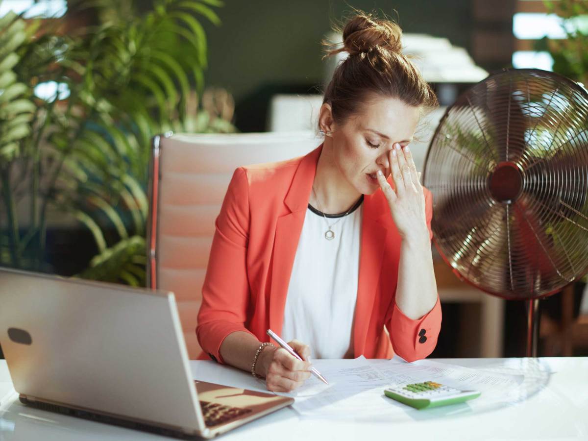 Geschäftsfrau in grünem Büro
