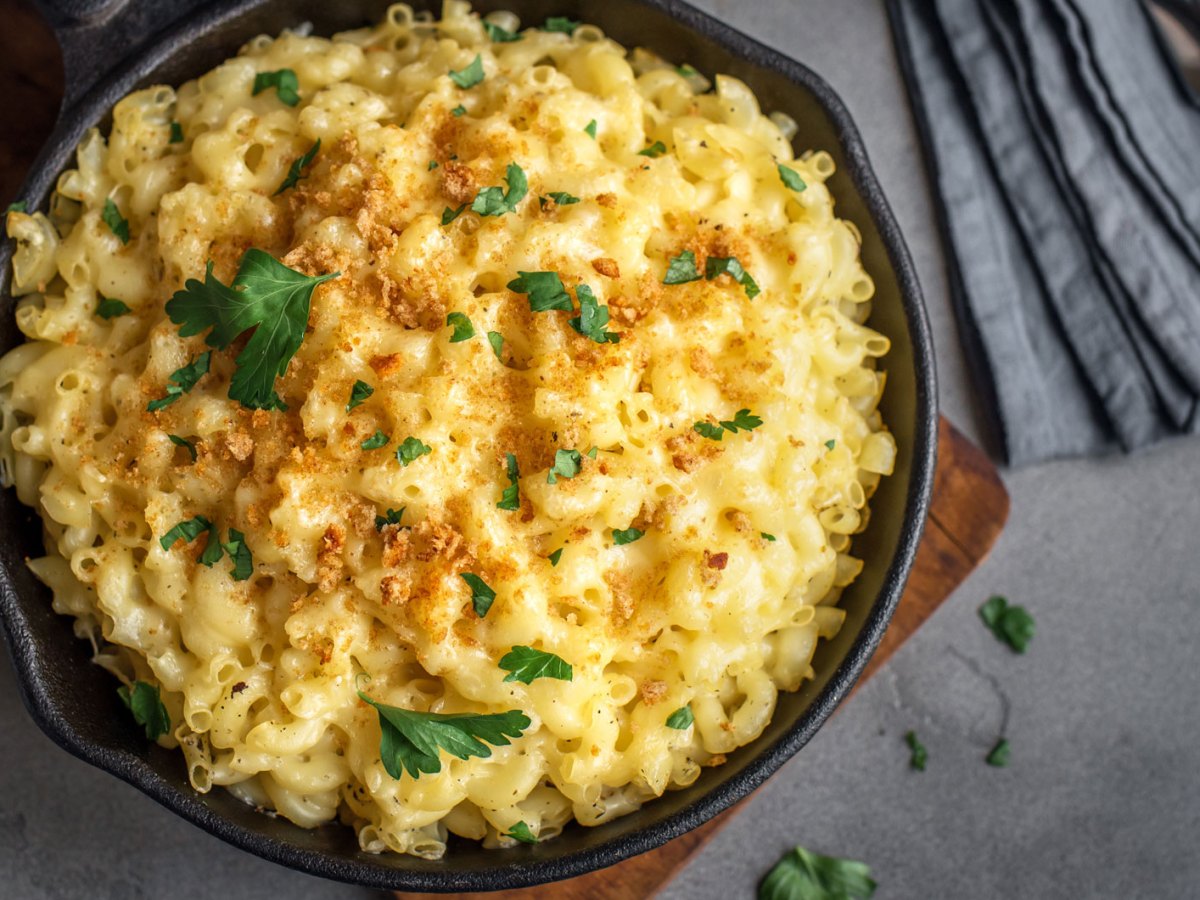 Von oben fotografierter Topf mit überbackenen Käse-Makkaroni.
