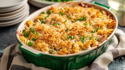 Thunfisch-Nudel-Auflauf in einer grünen Auflaufform.