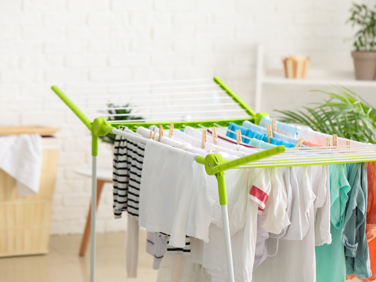 Wäsche auf einem Wäscheständer