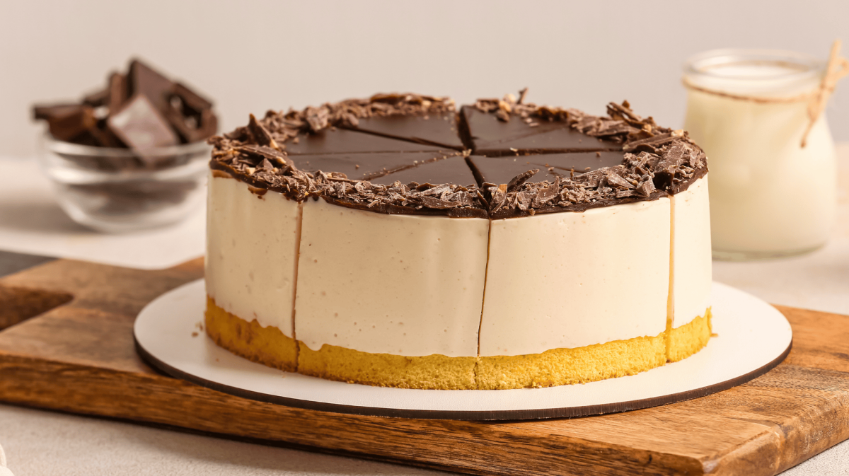 Cremetorte mit Kuchenboden und Schokoglasur.