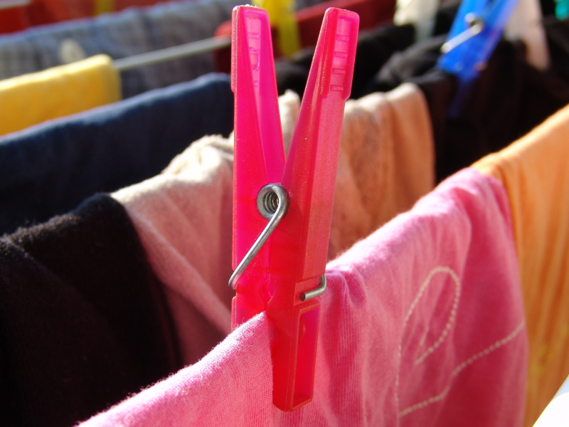 Wäscheklammer an Wäsche