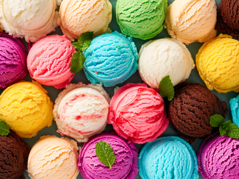 Eisbällchen in unterschiedlichen Farben