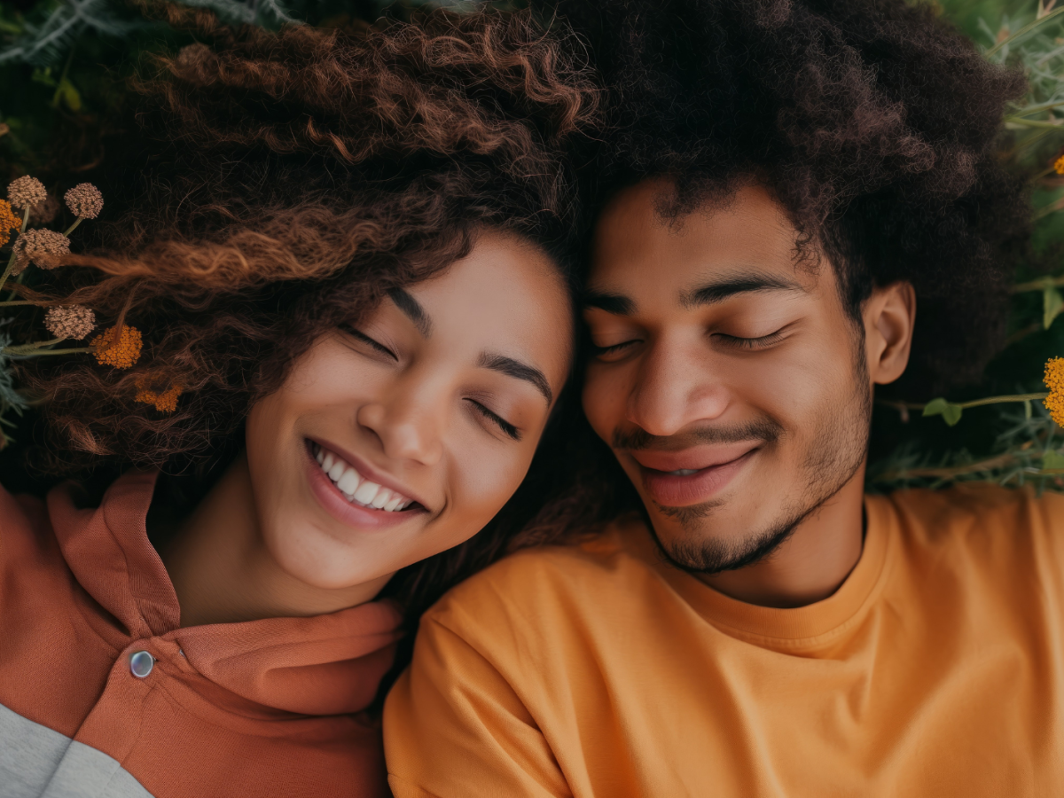 KI-P&auml;rchen auf dem Rasen, die die Augen geschlossen haben und l&auml;cheln.