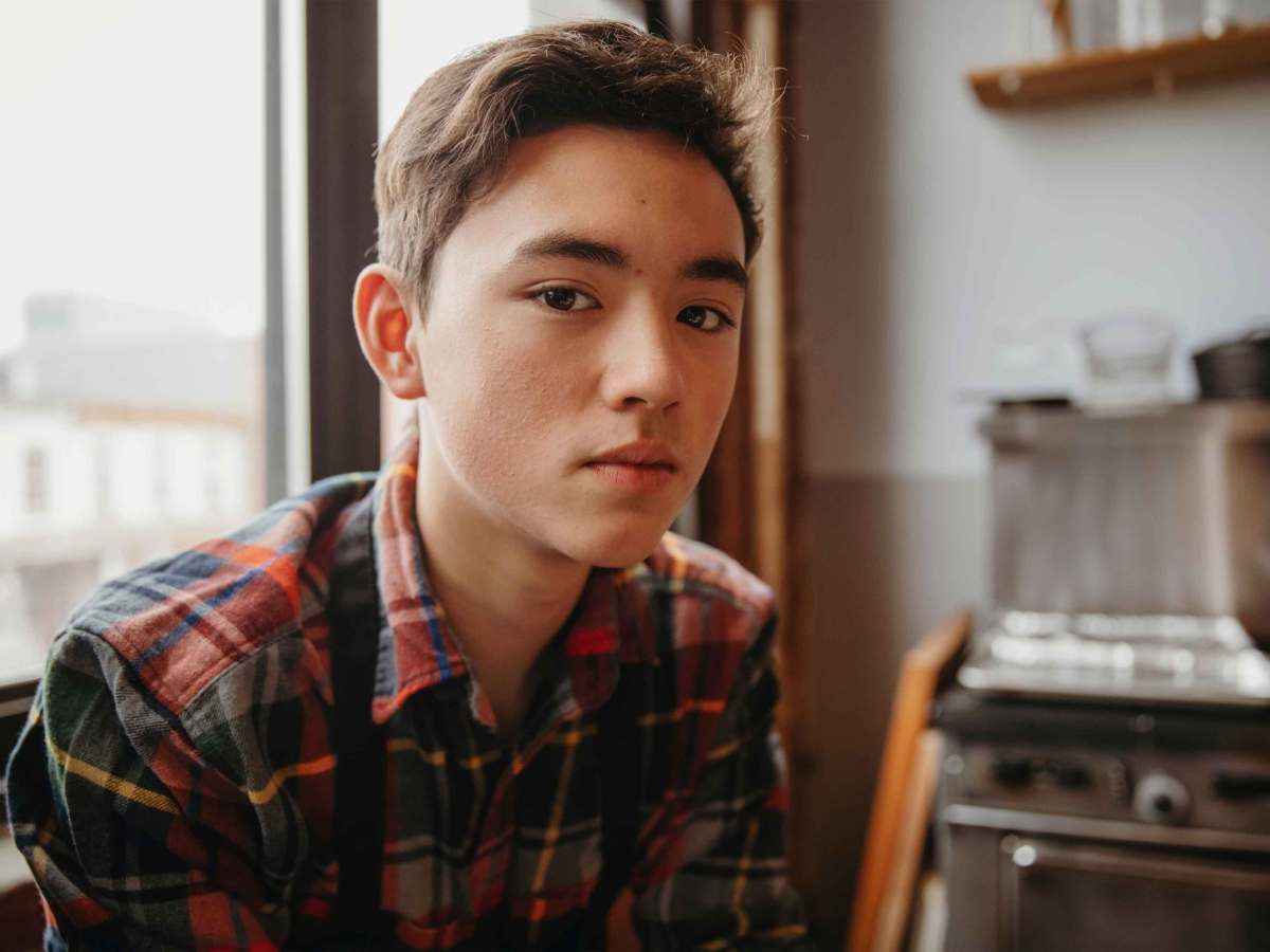 Portr&auml;t eines Teenagers in der K&uuml;che.