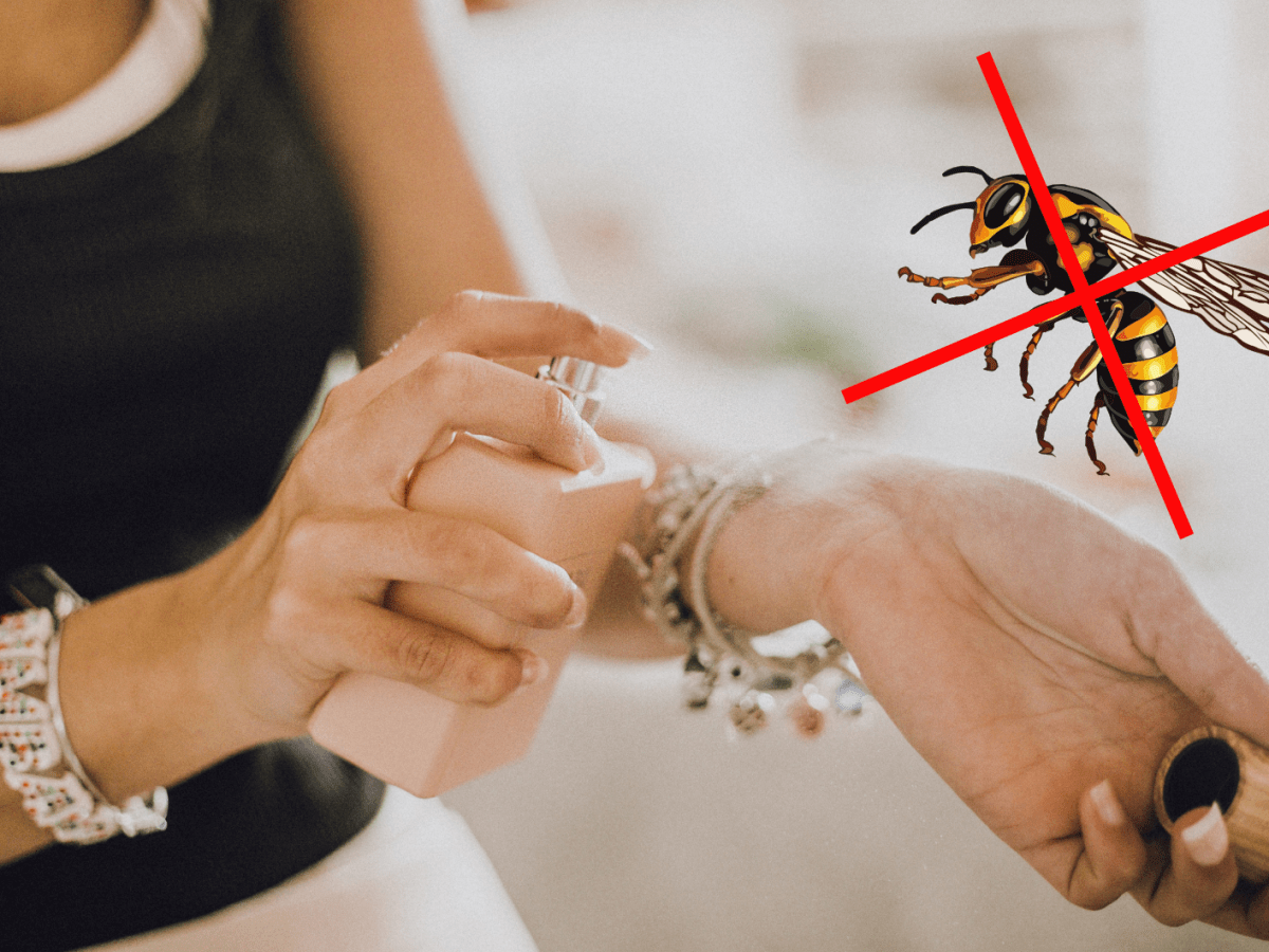 Frau, die sich ein Parfum aufs Handgelenk sprüht und daneben eine durchgestrichene Wespe
