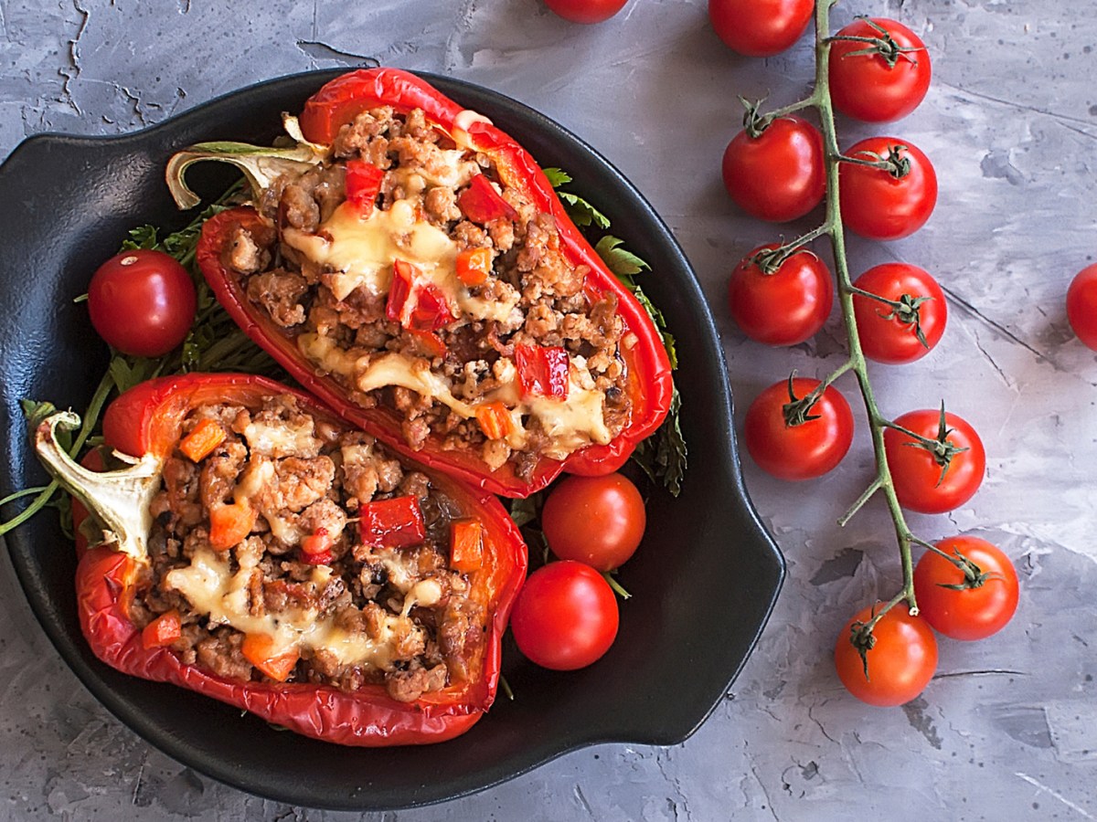 Gef&uuml;llte Paprika mit Hackfleisch und Tomaten.