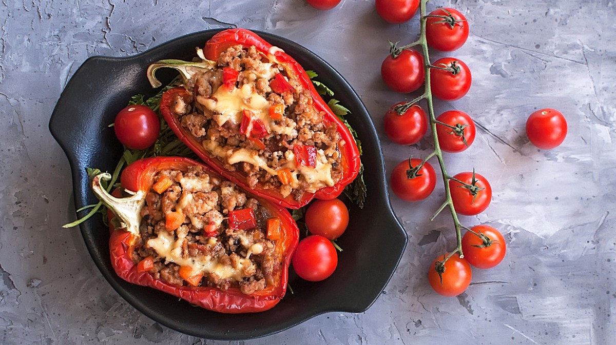 Gefüllte Paprika mit Hackfleisch und Tomaten.