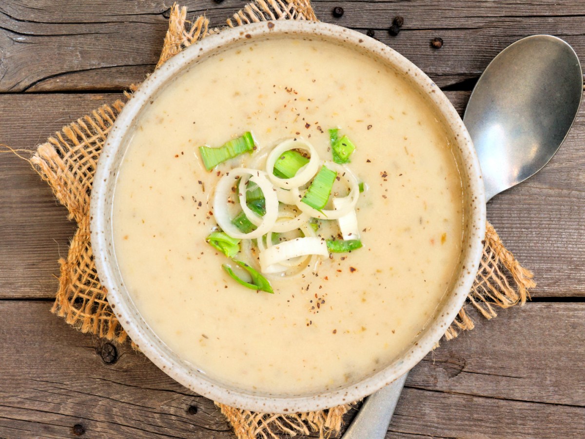 Schnelle Kartoffel-Lauch-Suppe: Herrlich cremig (und sogar vegan!)