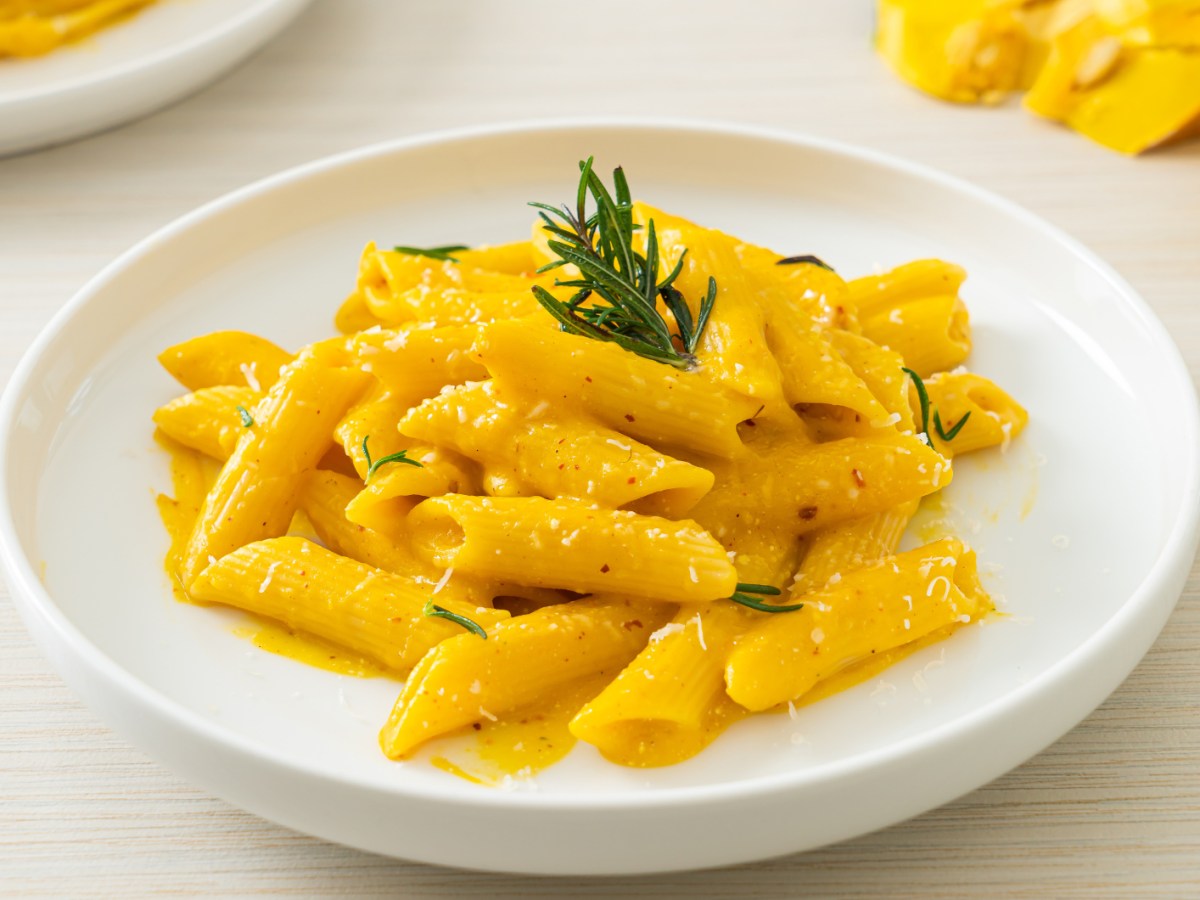 Kürbis-Feta-Pasta aus dem Ofen: In nur 20 Minuten zum Hochgenuss