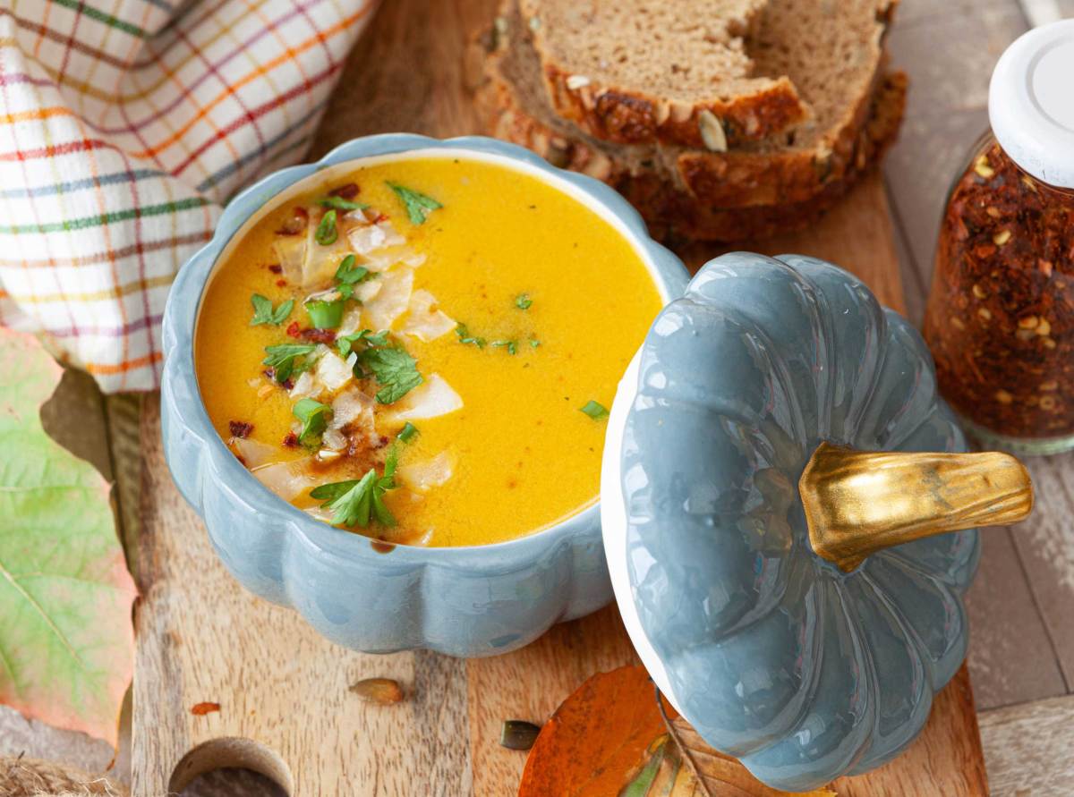 Kürbissuppe miz Kokosmilch in Kürbissuppenschale