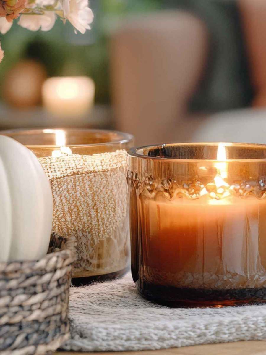 Kerzenwachs entfernen: Der Kälte-Trick wirkt Wunder gegen Flecken auf dem Polster