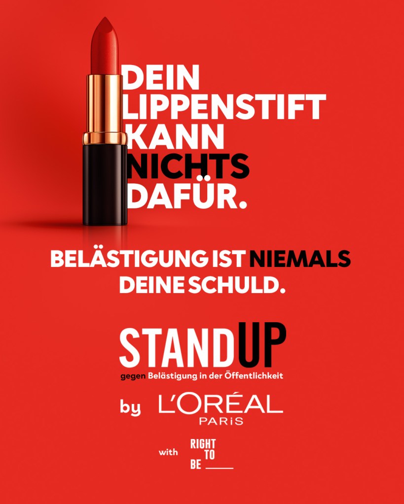 Eine rote Lippenstift-Werbung auf rotem Hintergrund mit der Botschaft „Belästigung ist niemals deine Schuld“ von L'Oréal Paris.