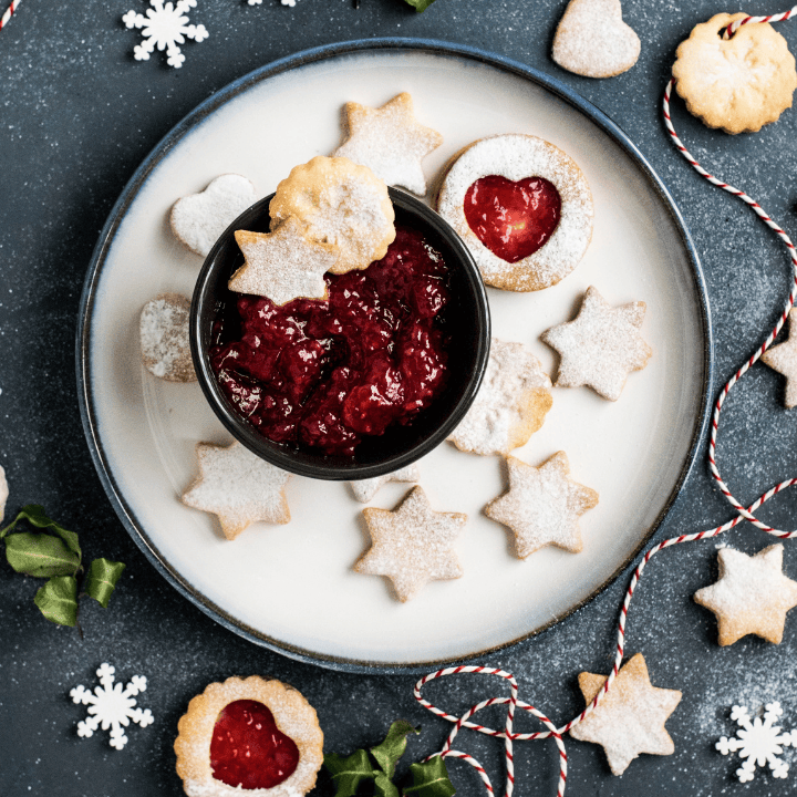 Weihnachtsplätzchen mit Marmelade hübsch angerichtet 