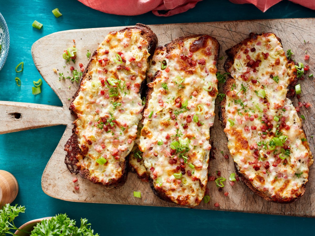 &Uuml;berbackene Brotscheiben mit Schmand und Schinken.