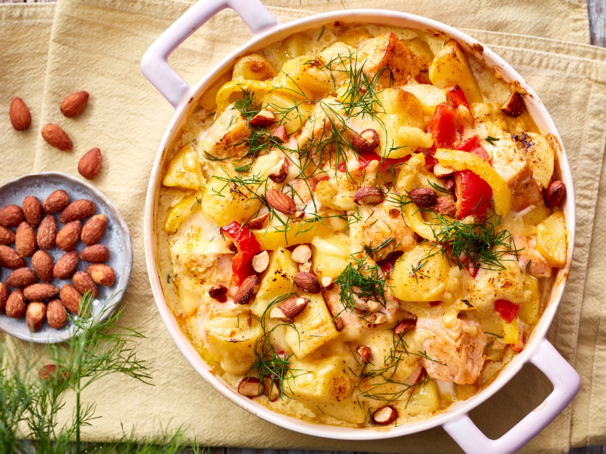 Kartoffelauflauf mit Lachs in einer wei&szlig;en Form.