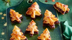 Tannenb&auml;ume aus Bl&auml;tterteig mit Nougatf&uuml;llung.