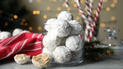 Schneeball-Pl&auml;tzchen mit Puderzucker in einem durchsichtigen Weckglas.