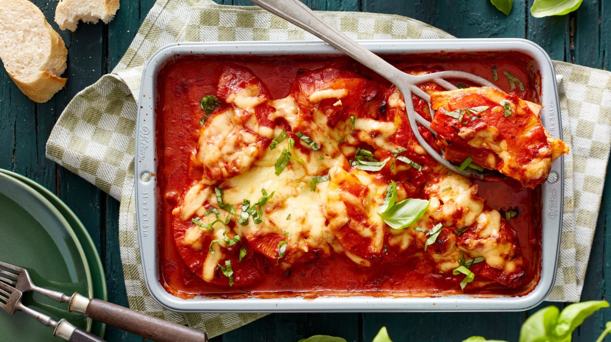 Überbackene Schnitzel mit Käse und Ananas in einer hellblauen Auflaufform.