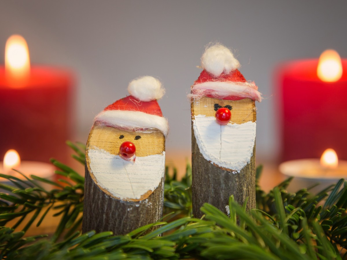 Selbst bemalte Birkenst&auml;mme, die wie Weihnachtsm&auml;nner aussehen.