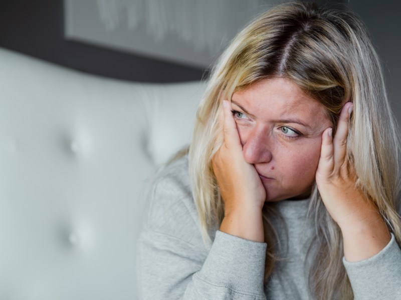 Frau blond ist unglücklich