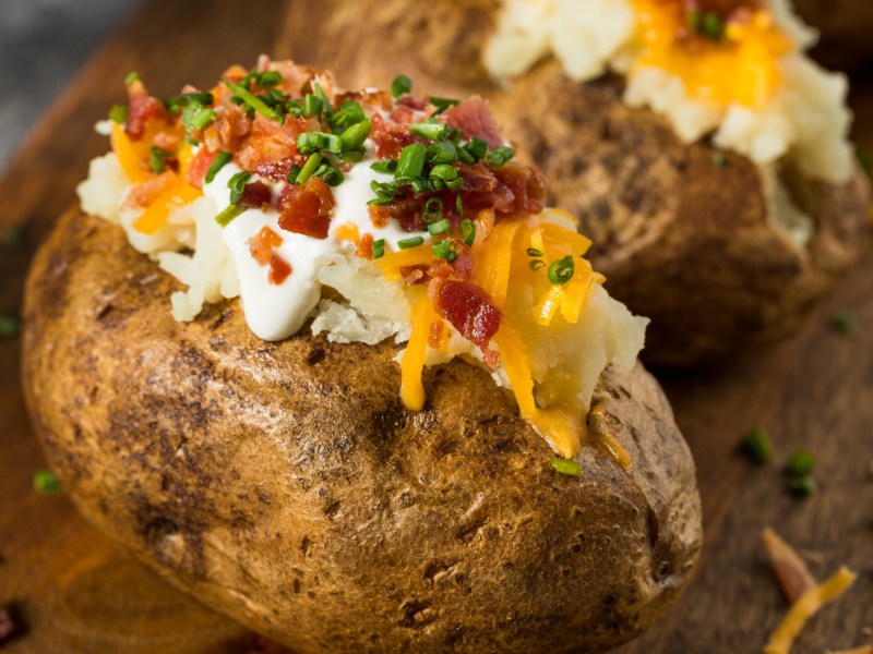 Ofenkartoffel mit Schmand und Speck