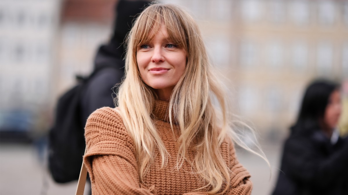 Jeanette Madsen trägt ein dickes und gemütliches Strickkleid.